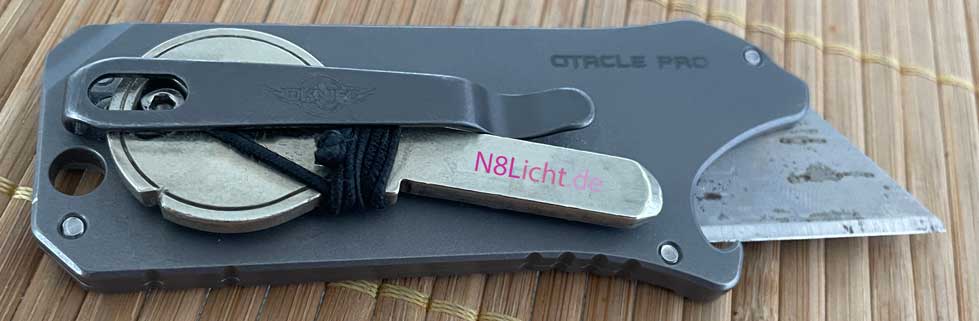 Modifiziertes Cuttermesser Otacle Pro Ti mit ausgefahrener Klinge und Schlüssel am Pocketclip - Rückseite